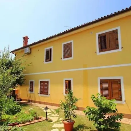 House Alenka Novigrad Close The And Center Guest house *