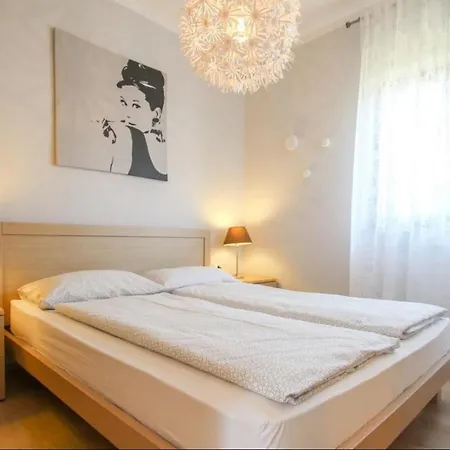 House Alenka Novigrad Close The And Center Guest house